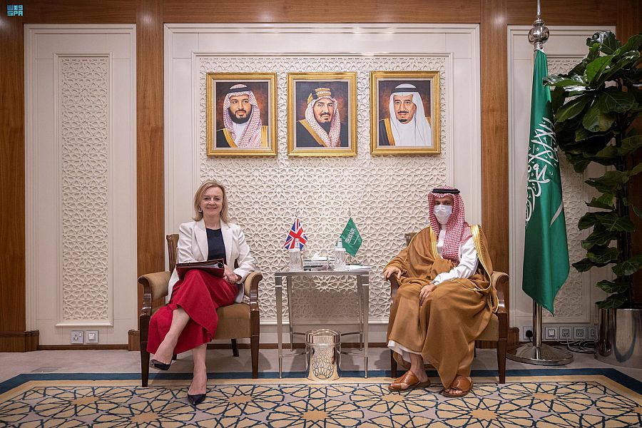 وزير الخارجية السعودي الأمير فيصل بن فرحان مع وزيرة الخارجية والتنمية البريطانية إليزابيث تروس