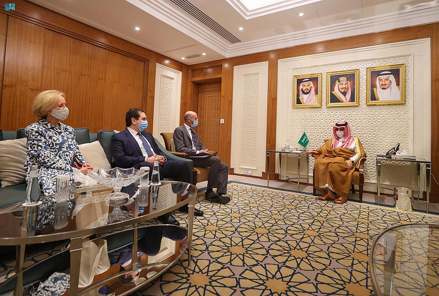 وزير الخارجية السعودي الأمير فيصل بن فرحان مع المبعوث الأمريكي الخاص لشؤون إيران روبرت مالي