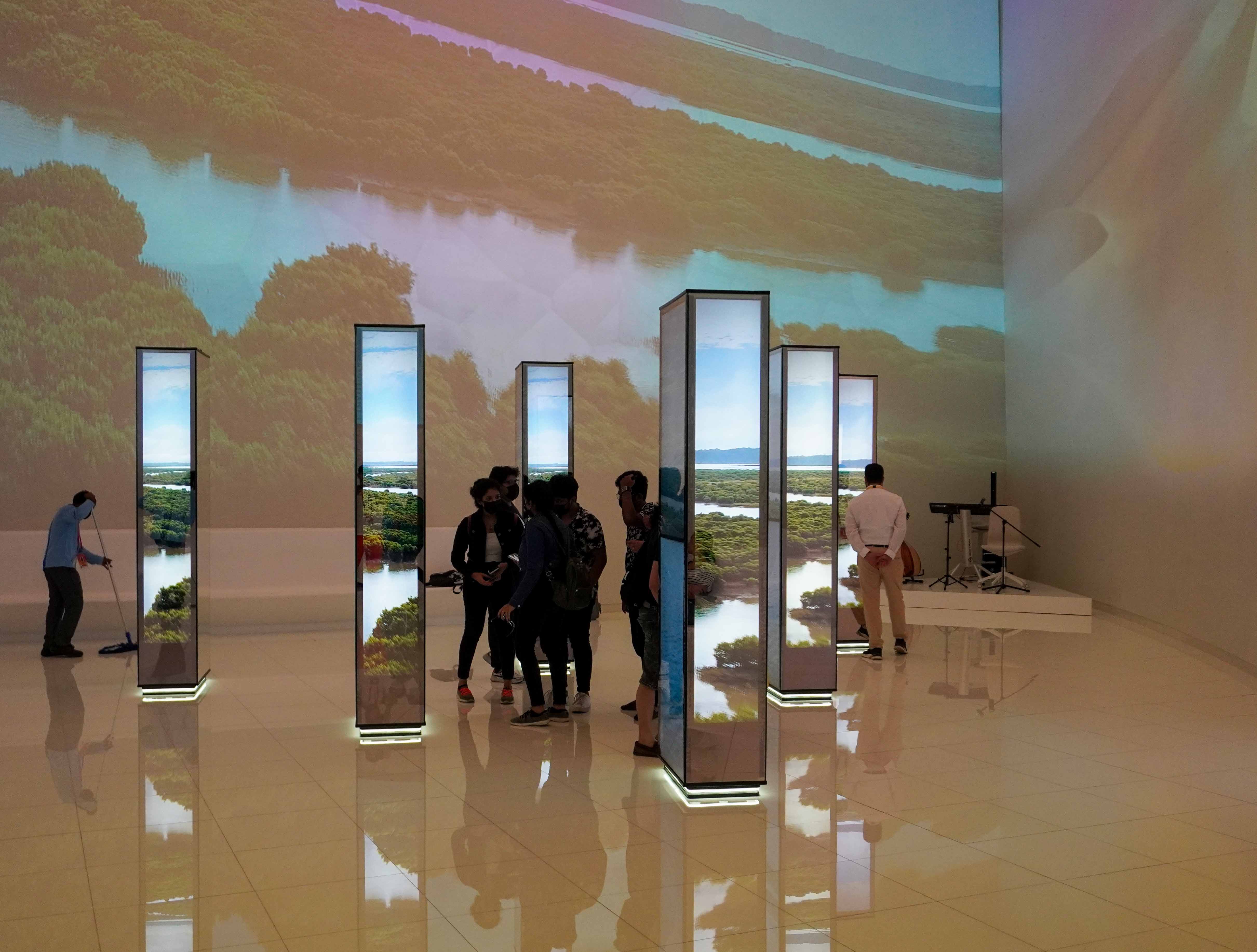 قاعة داخلية بتصميم تكنولوجي مبتكر يؤكد رؤية قطر المستقبلية نحو التنمية المستدامة مع الحفاظ على البيئة
