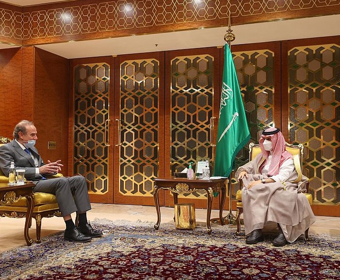 وزير الخارجية السعودي الأمير فيصل بن فرحان ومنسق الاتحاد الأوروبي بشأن المحادثات النووية مع إيران إنريكي مورا