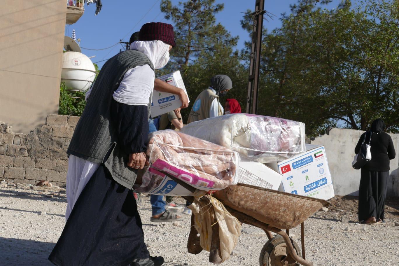 سلال غذائية وبطانيات تم توزيعها على اللاجئين السوريين بتركيا