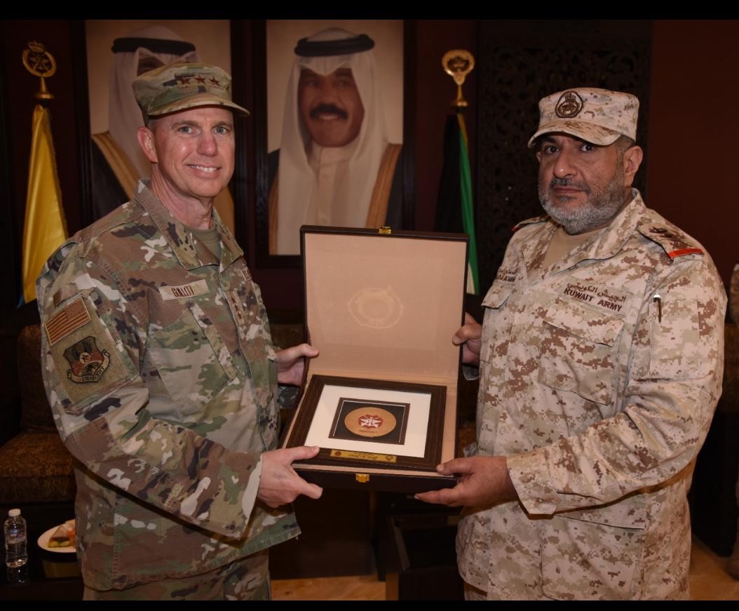 كونا Kuwait Army Chief of Staff discusses bilateral ties with US air