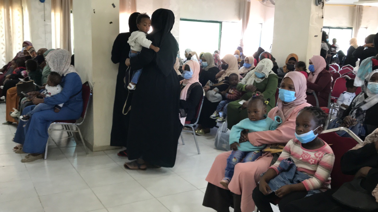 جمعية (النجاة الخيرية) توزع كفالات على اللاجئين السوريين في الاردن