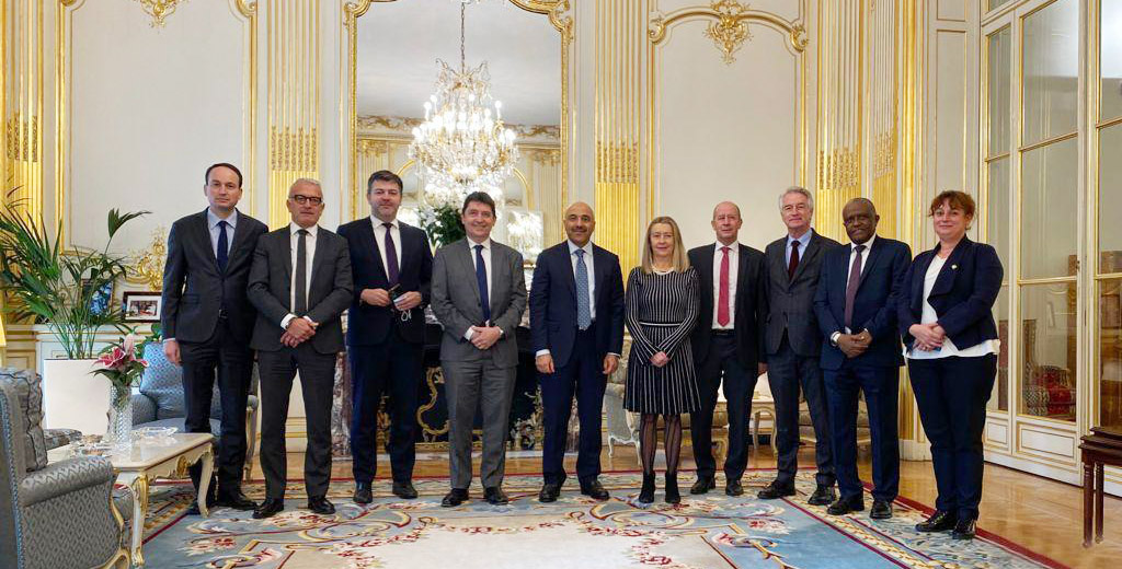 L'ambassadeur du Koweït à Paris Sami Al-Sulaiman, avec les membres de la commission d'amitié franco-golfe au Sénat français