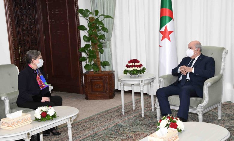 الرئيس الجزائري خلال استقباله رئيسة الحكومة التونسية