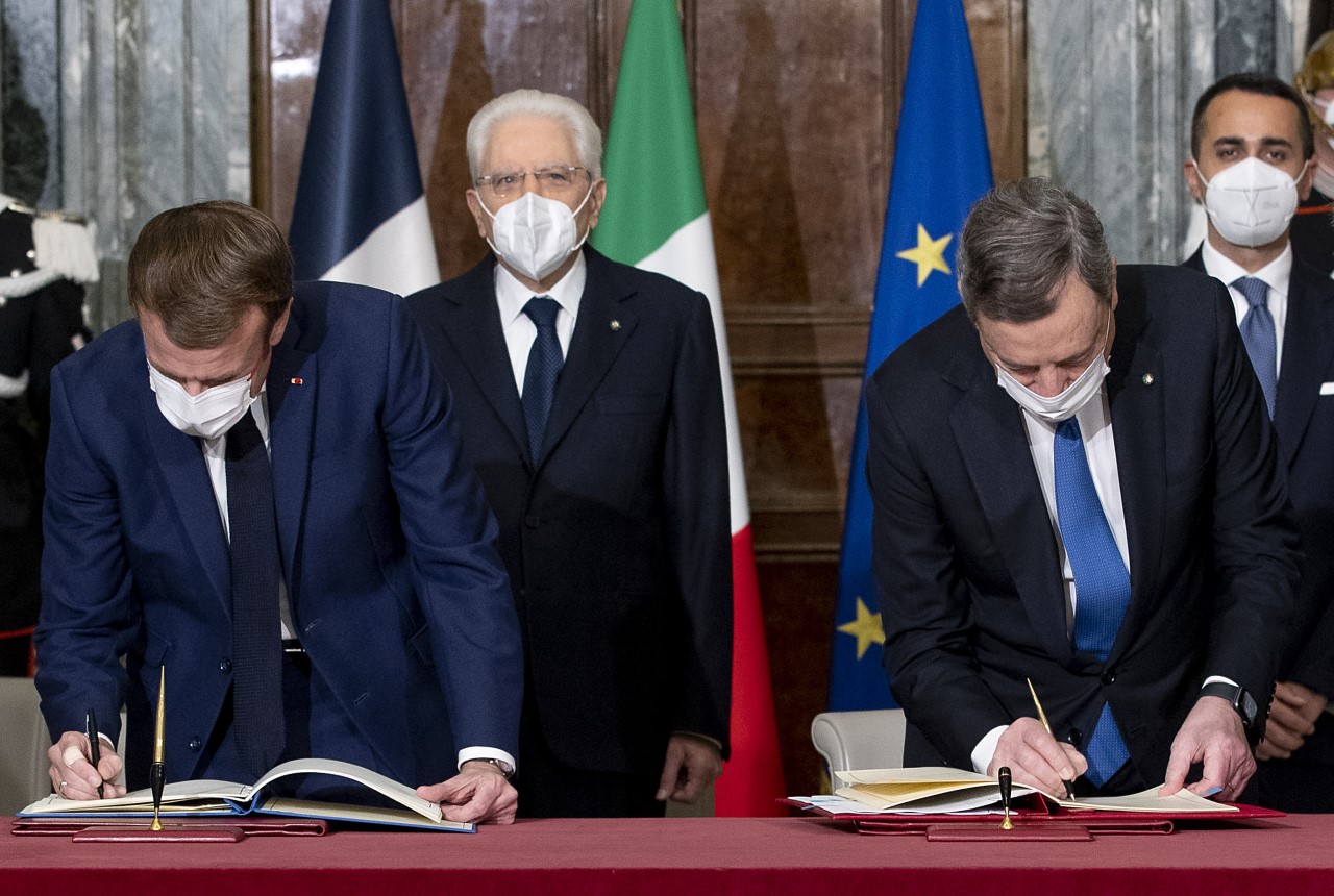 رئيس الوزراء الايطالي ماريو دراغي والرئيس الفرنسي ايمانويل ماكرون يوقعان معاهدة كويرينالى