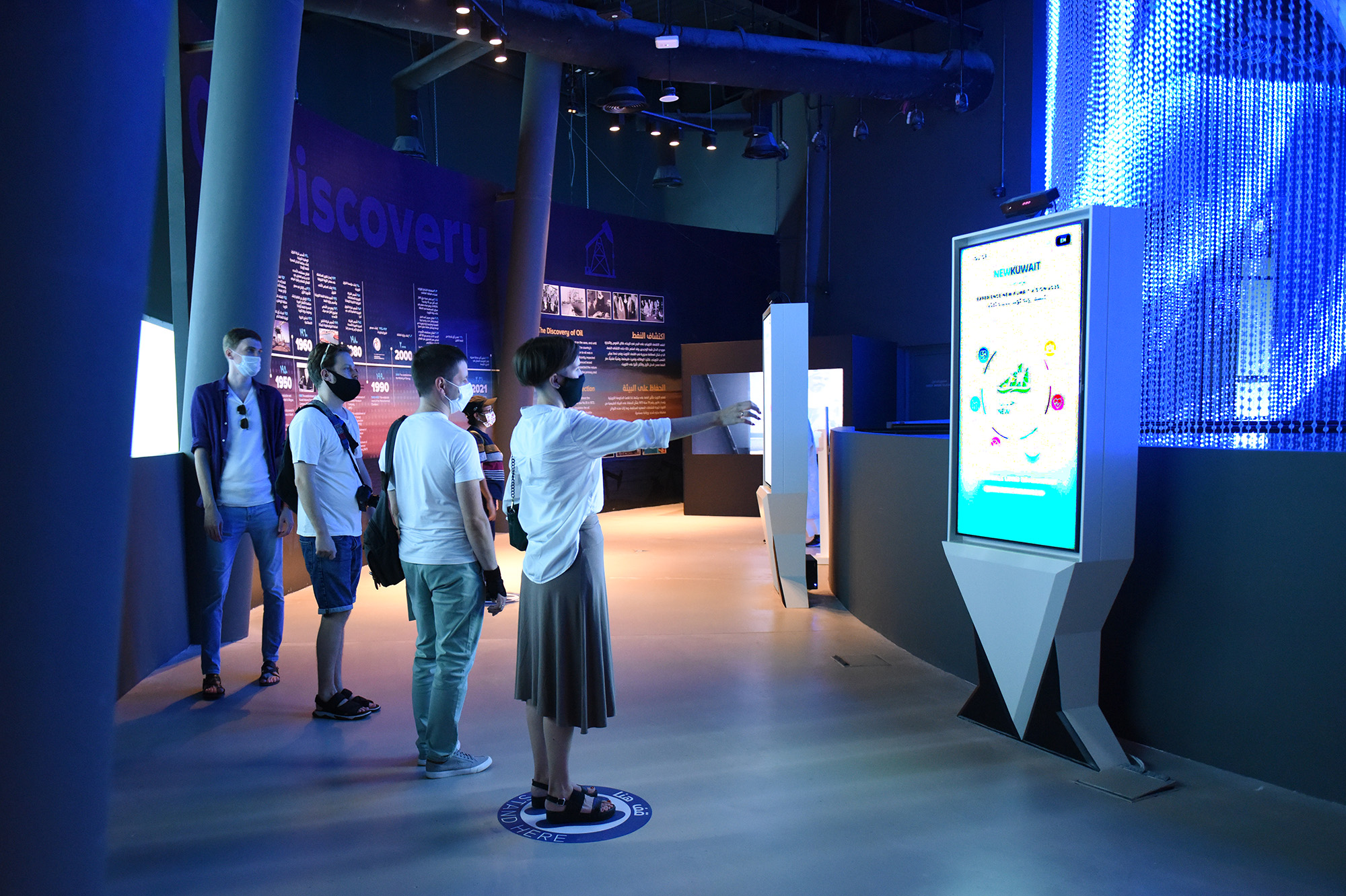 زوار جناح الكويت في (اكسبو دبي 2020) خلال تجربتهم للشاشات الرقمية