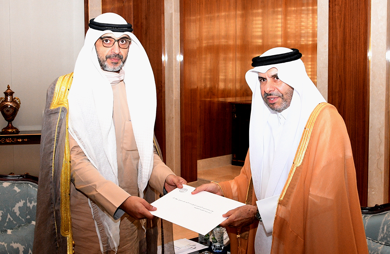 وزير شؤون الديوان الأميري يتسلم الرسالة الخطية من سفير دولة قطر