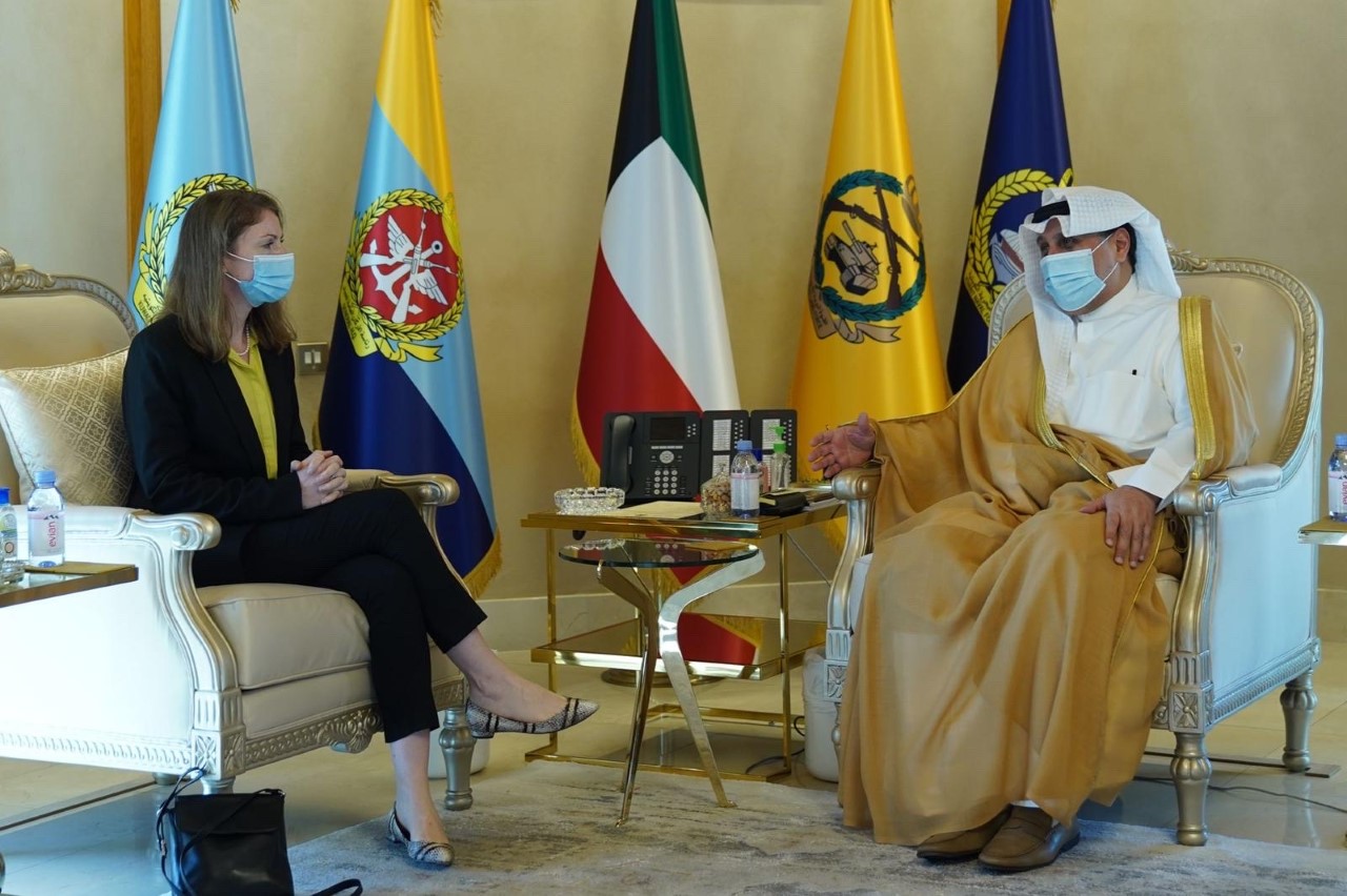 نائب رئيس مجلس الوزراء ووزير الدفاع الشيخ حمد جابر العلي الصباح مع سفيرة المملكة المتحدة الصديقة لدى دولة الكويت بليندا لويس