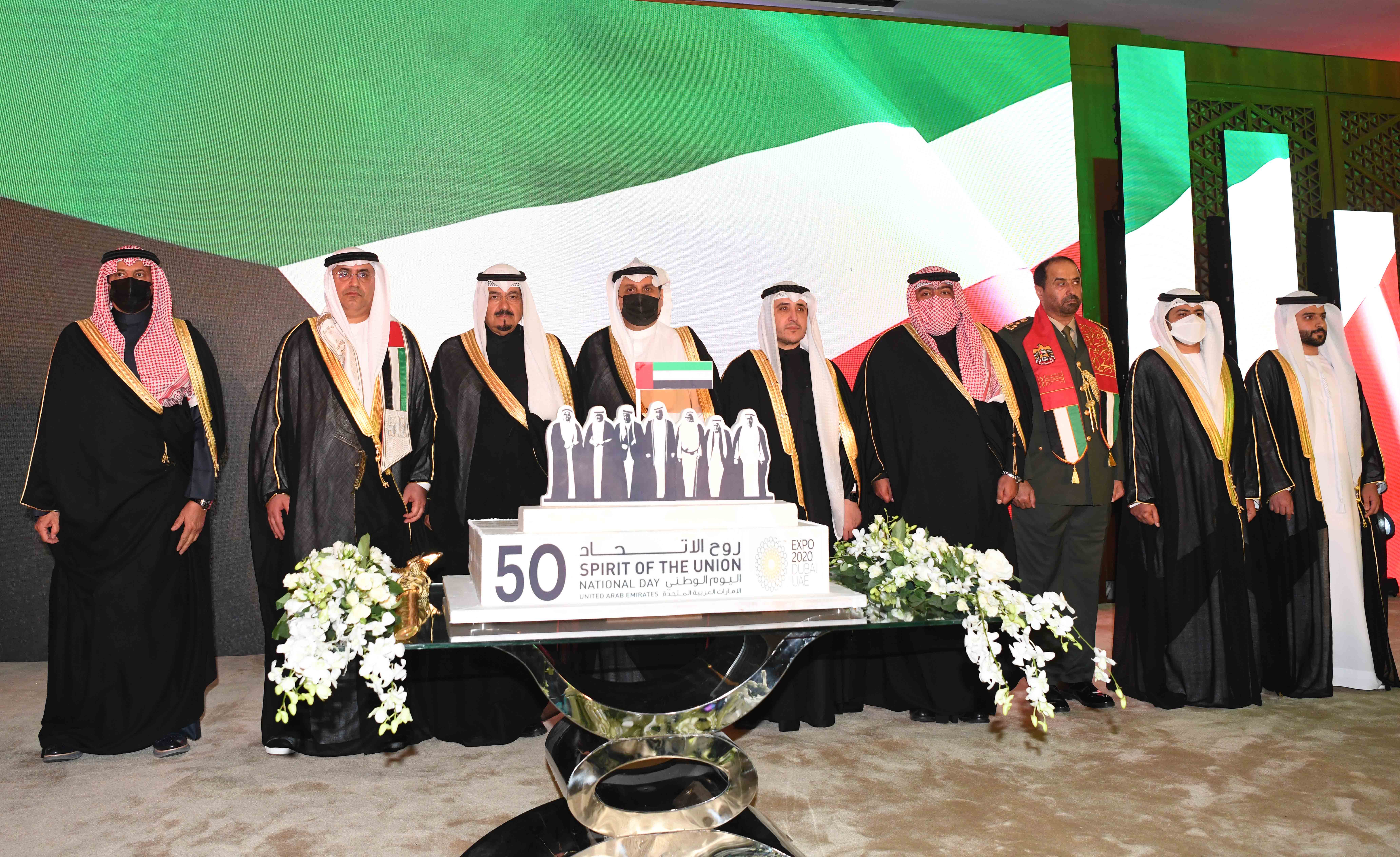 نائب رئيس مجلس الوزراء وزير الدفاع ووزيري (الخارجية) و(الداخلية) خلال حفل الاستقبال الذي نظمته سفارة دولة الإمارات العربية المتحدة لدى البلاد