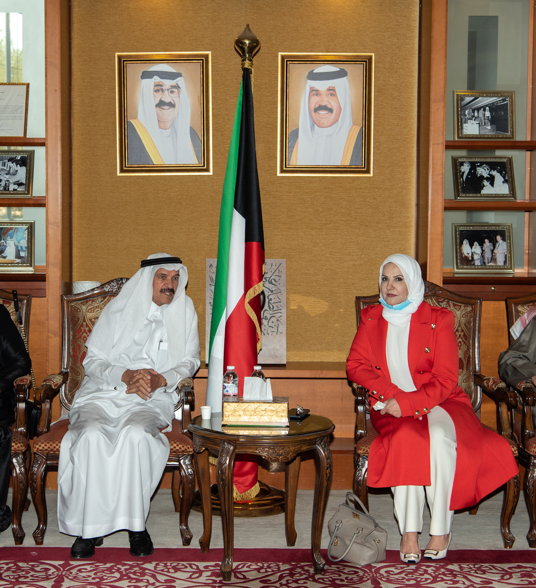 رئيس هيئة الصحفيين السعوديين خالد المالك مع وكيل وزارة الاعلام الكويتية منيرة الهويدي