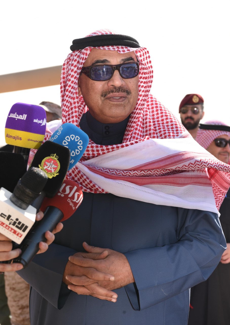 سمو رئيس الوزراء خلال حديثه مع وسائل الاعلام