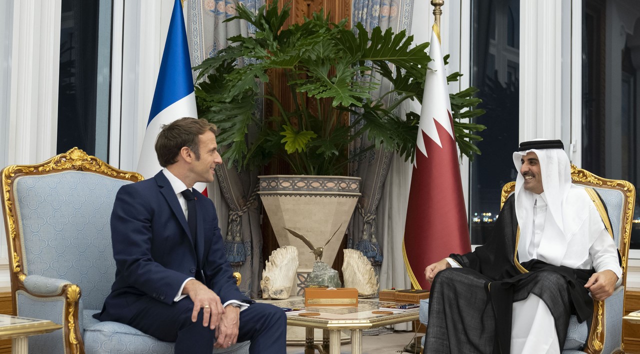 أمير قطر الشيخ تميم بن حمد مع الرئيس الفرنسي إيمانويل ماكرون