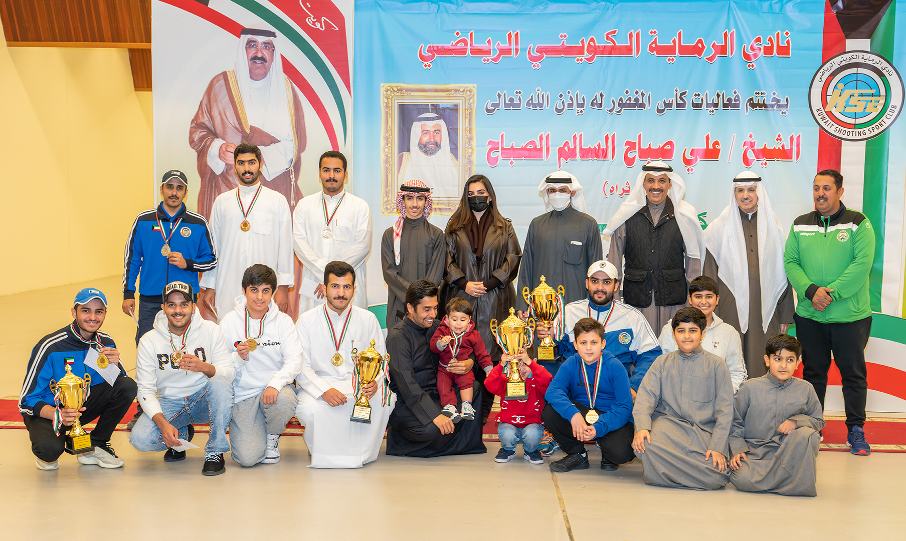 صورة جماعية للرماة الفائزين مع ممثلي راعي البطولة و مجلس ادارة نادي الرماية
