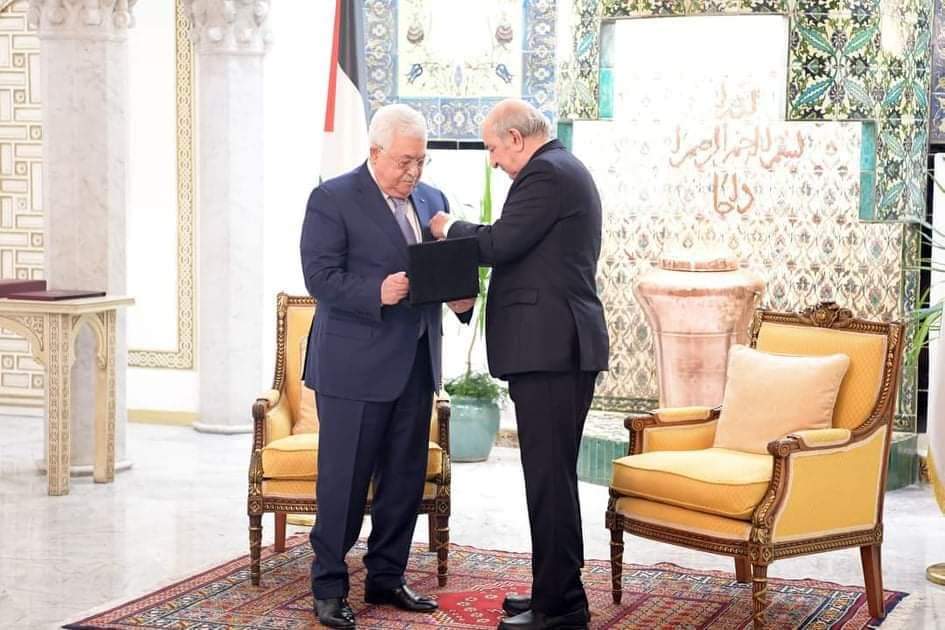 الرئيس الجزائري يمنح رئيس دولة فلسطين وسام أصدقاء الثورة الجزائرية
