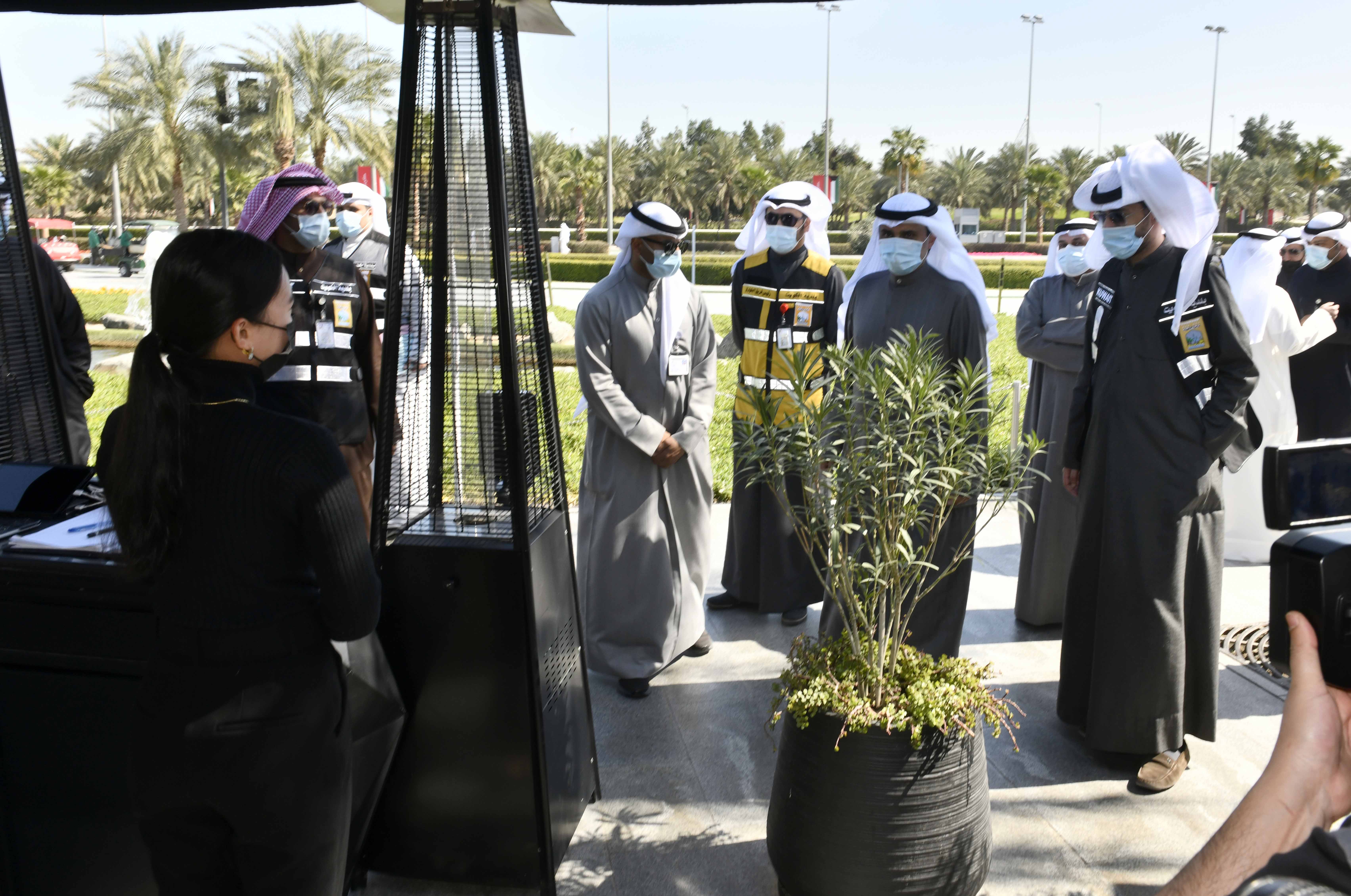 Director General of Kuwait Municipality Ahmad Al-Manfouhi visited Murooj to see first-hand compliance of restaurants and coffee shops with health regulations