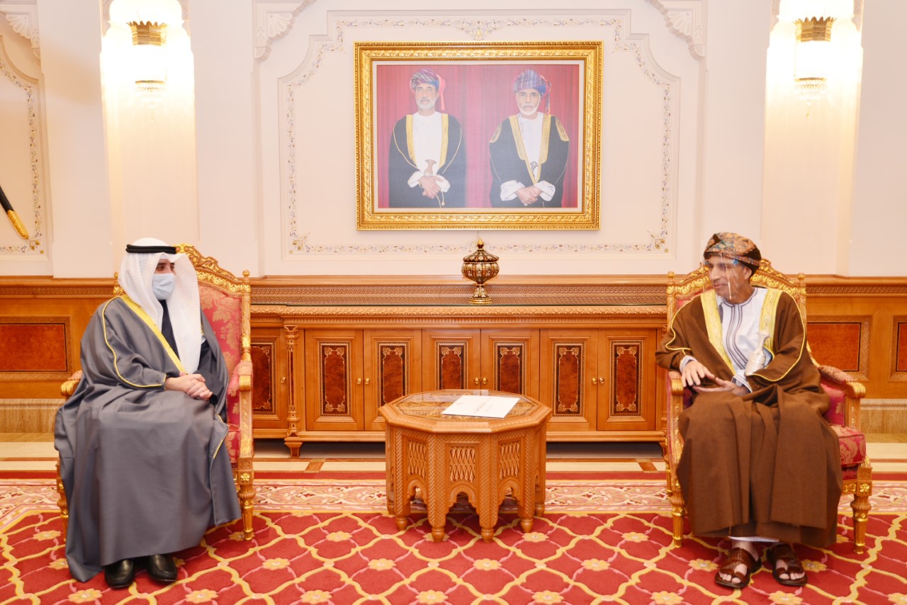 نائب رئيس الوزراء لشؤون مجلس الوزراء بسلطنة عمان يستقبل وزير الخارجية الكويتي