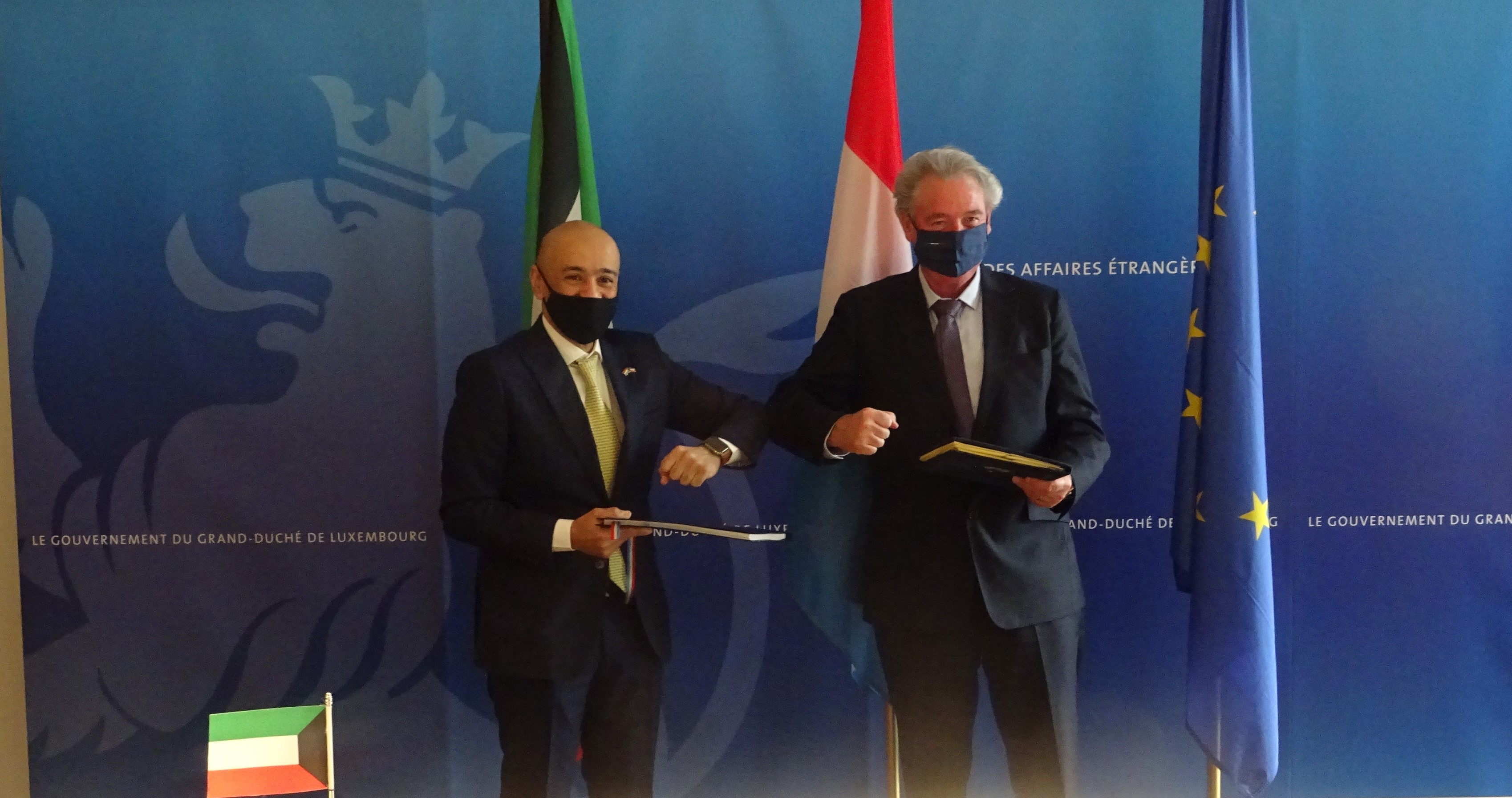 Kuwait's ambassador Jasem Al Budaiwi and foreign minister of Luxembourg Jean Asselborn signing the aviatiuon agreement