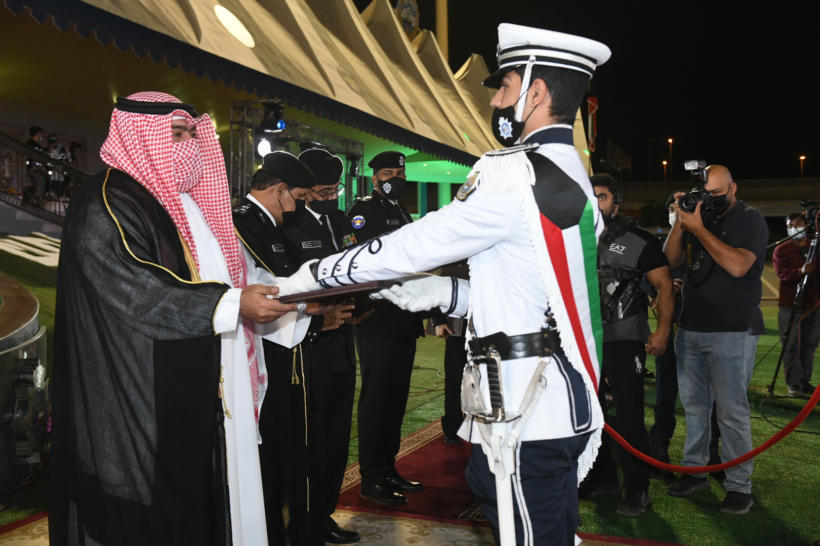 وزير الداخلية يشهد حفل تخريج الدفعة 46 من ضباط أكاديمية سعد العبدالله للعلوم الأمنية