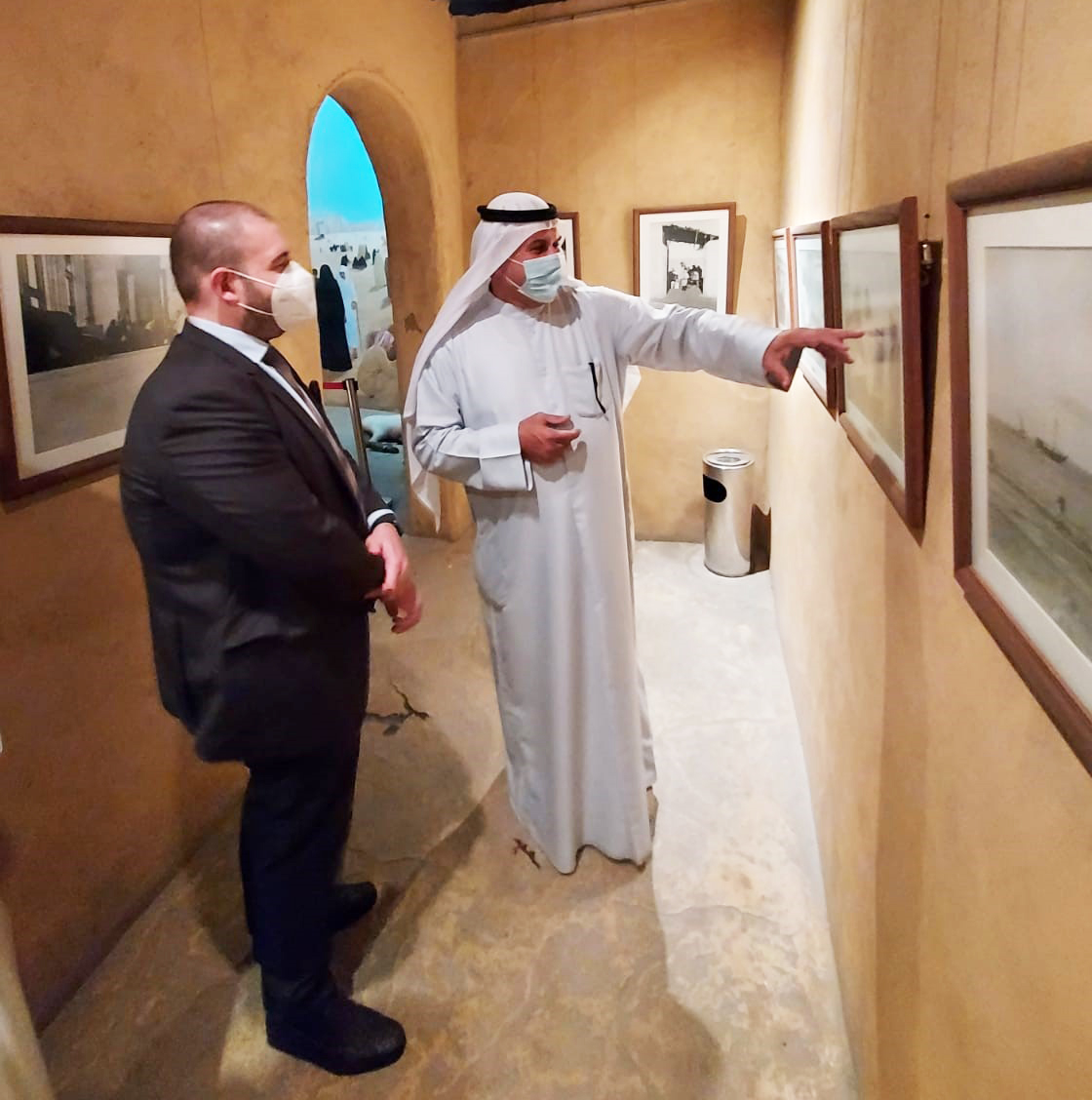 سفير الاتحاد الأوروبي لدى دولة الكويت خلال زيارته لمتحف الكويت الوطني