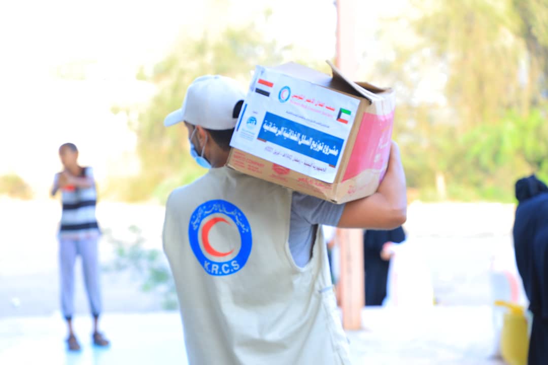 Le Croissant-Rouge koweïtien distribue des colis alimentaires au Yémen