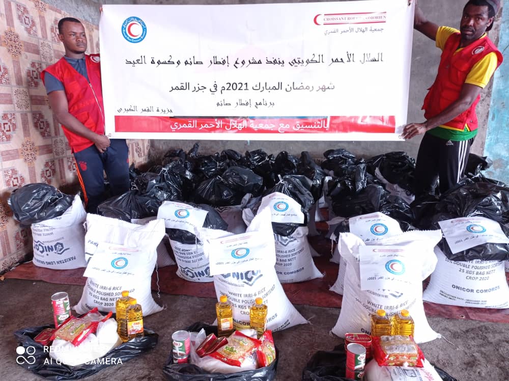 Le Croissant-Rouge koweïtien distribue des repas dans les Comores