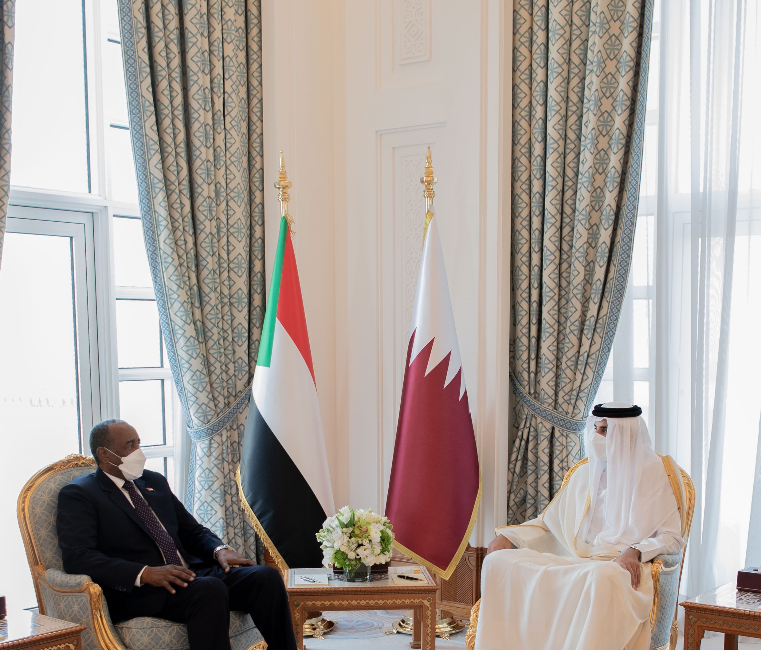 امير قطر خلال استقباله رئيس مجلس السيادة السوداني