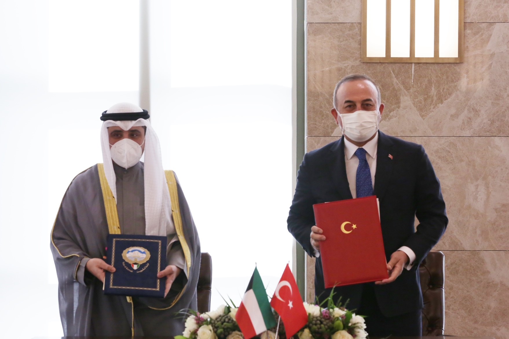 وزير الخارجية الكويتي ونظيره التركي خلال مراسم توقيع الاتفاقيات