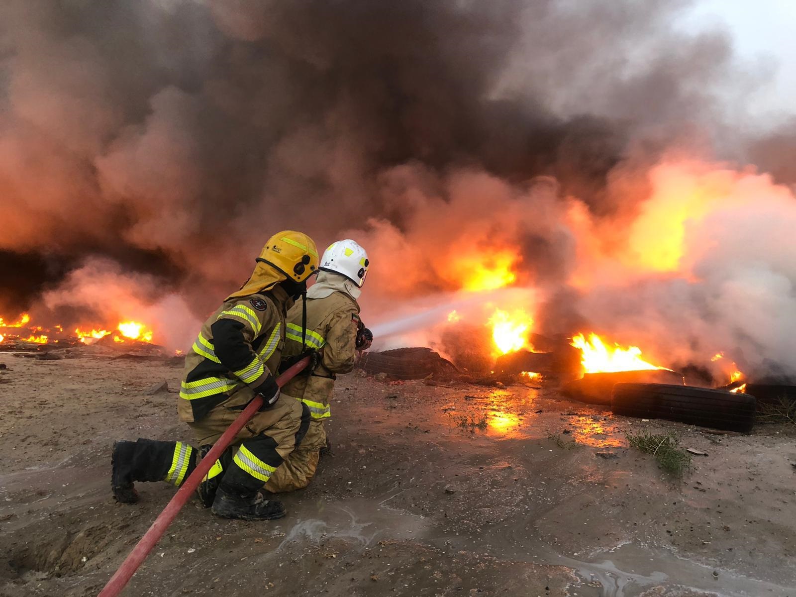 رجال الاطفاء خلال اخماد الحريق