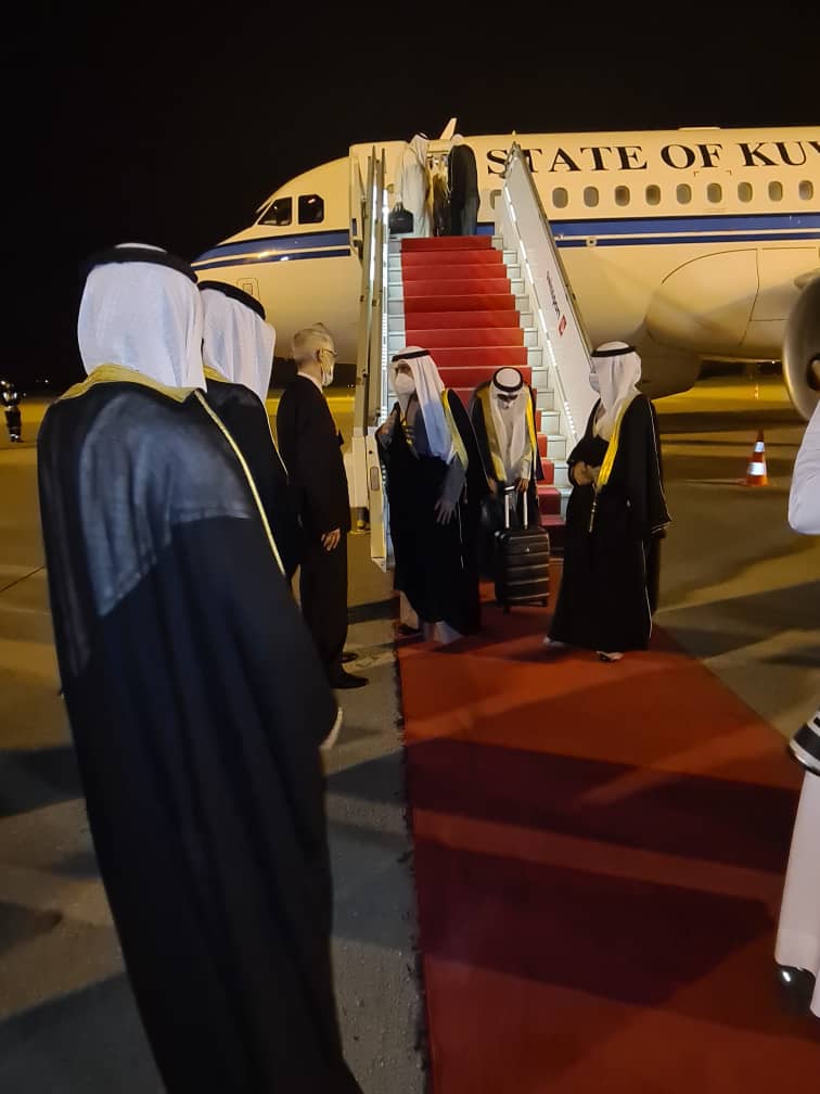 وزير الخارجية الشيخ الدكتور أحمد ناصر المحمد الصباح عقب وصوله إلى الجزائر في زيارة رسمية