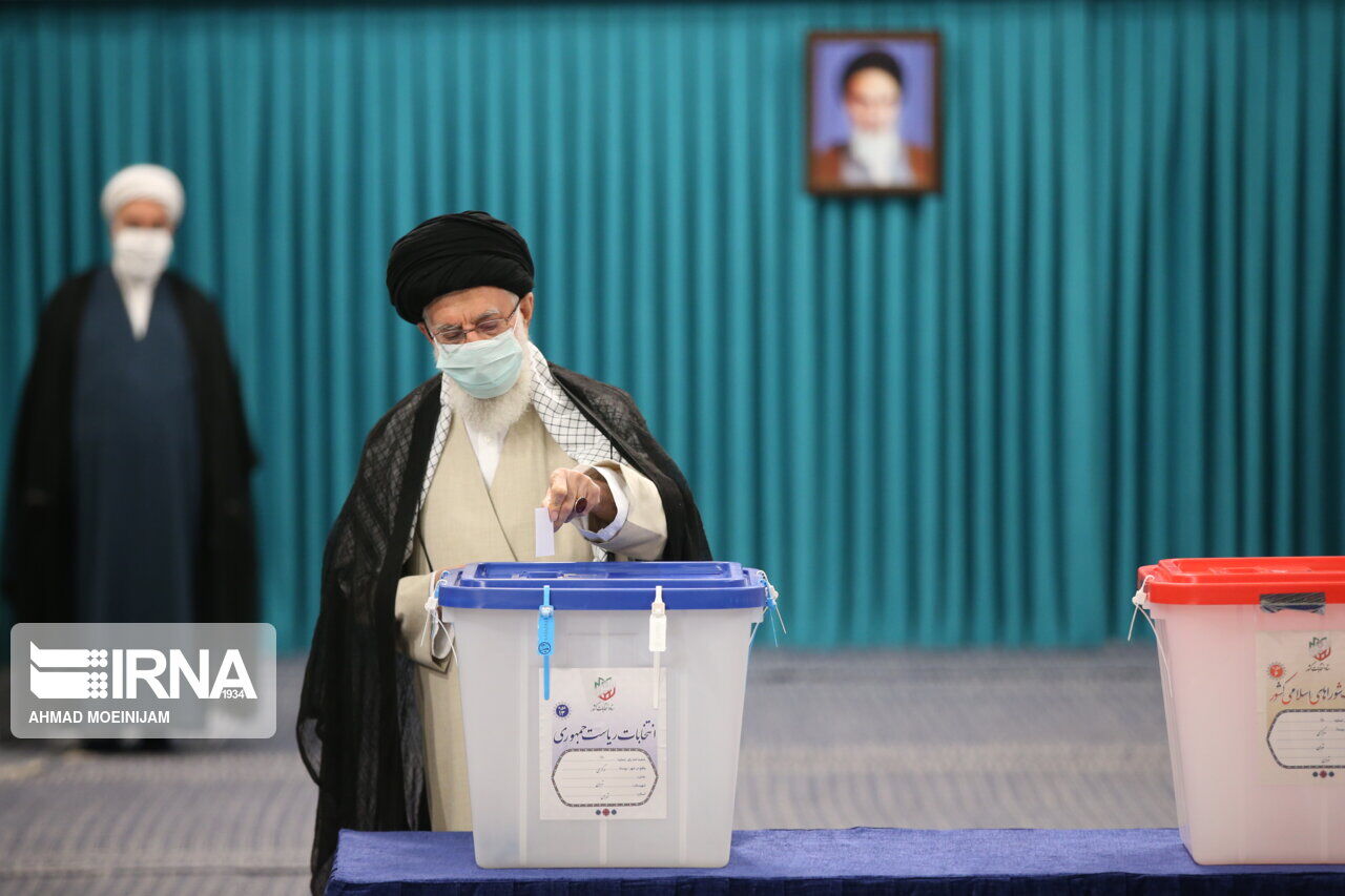 لمرشد الأعلى في إيران آية الله السيد علي الخامنئي يدلي بصوته في الانتخابات الرئاسية