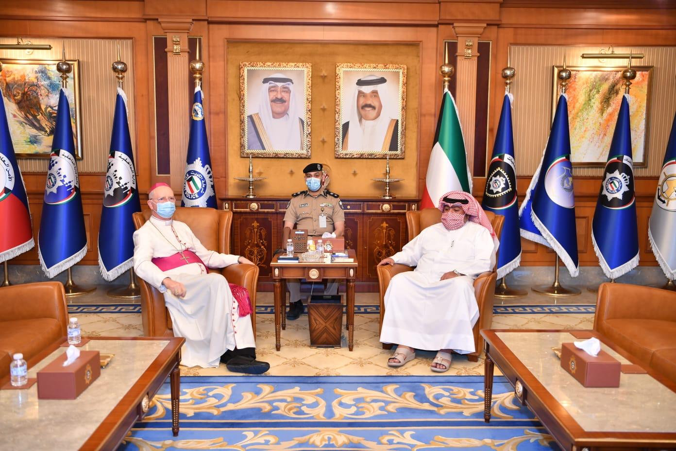 وزير الداخلية يبحث مع سفير الفاتيكان لدى دولة الكويت الموضوعات المشتركة