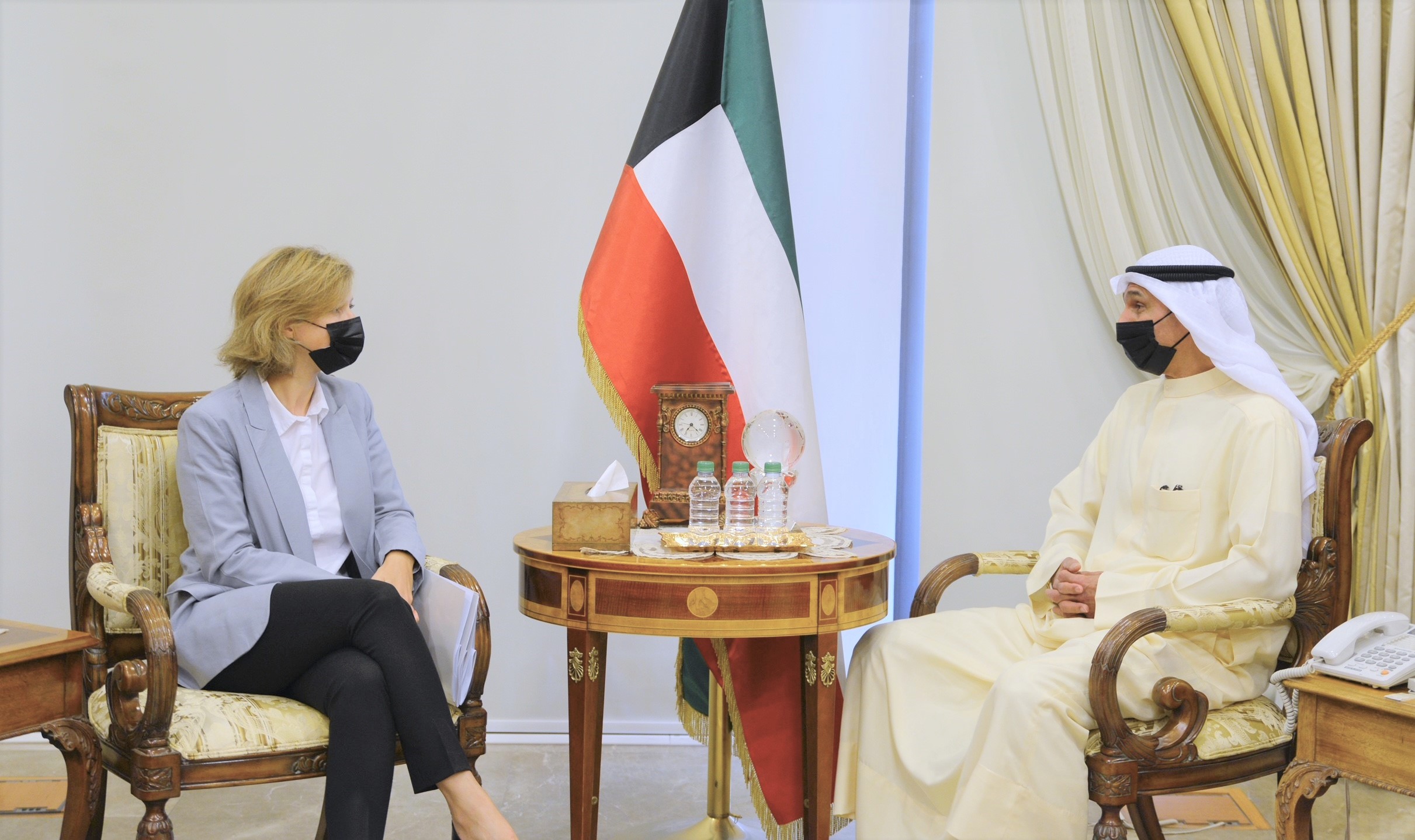 Le vice-ministre des Affaires étrangères, Majdi Al-Dhafiri, et l'ambassadrice de la République française au Koweït, Anne-Claire Legendre.