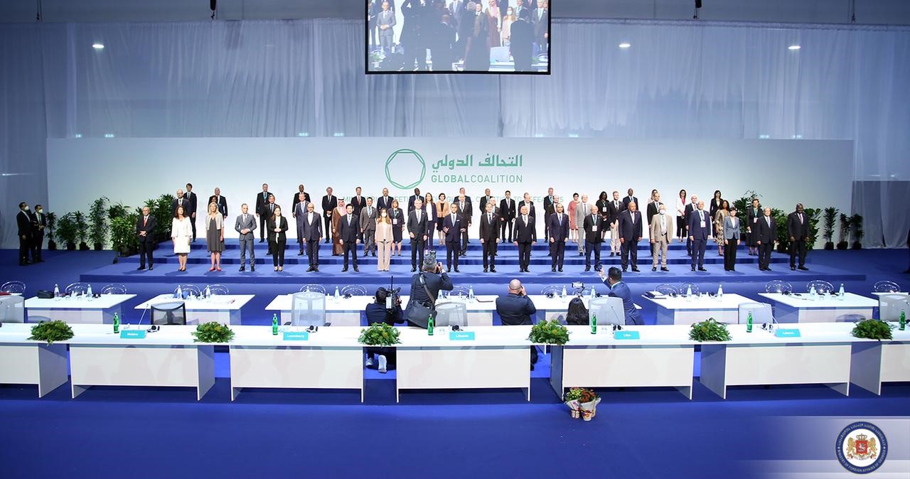 لقطة جماعية للمشاركين في الاجتماع الوزاري للتحالف الدولي ضد داعش