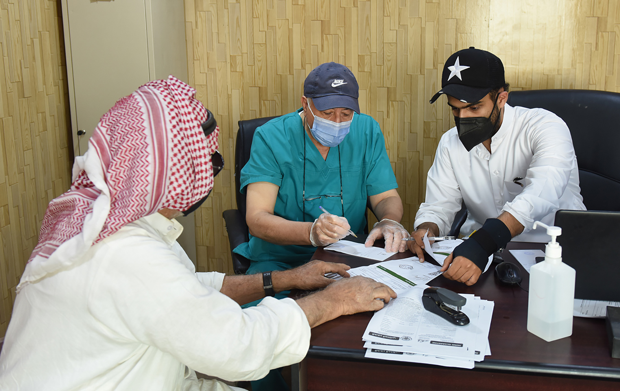 كونا : المواطنون يتوافدون على المراكز الحدودية بعد قرار فتح المنافذ البرية والبحرية لمن تلقوا (لقاح كورونا) - النقل والإتصالات - 01/07/2021