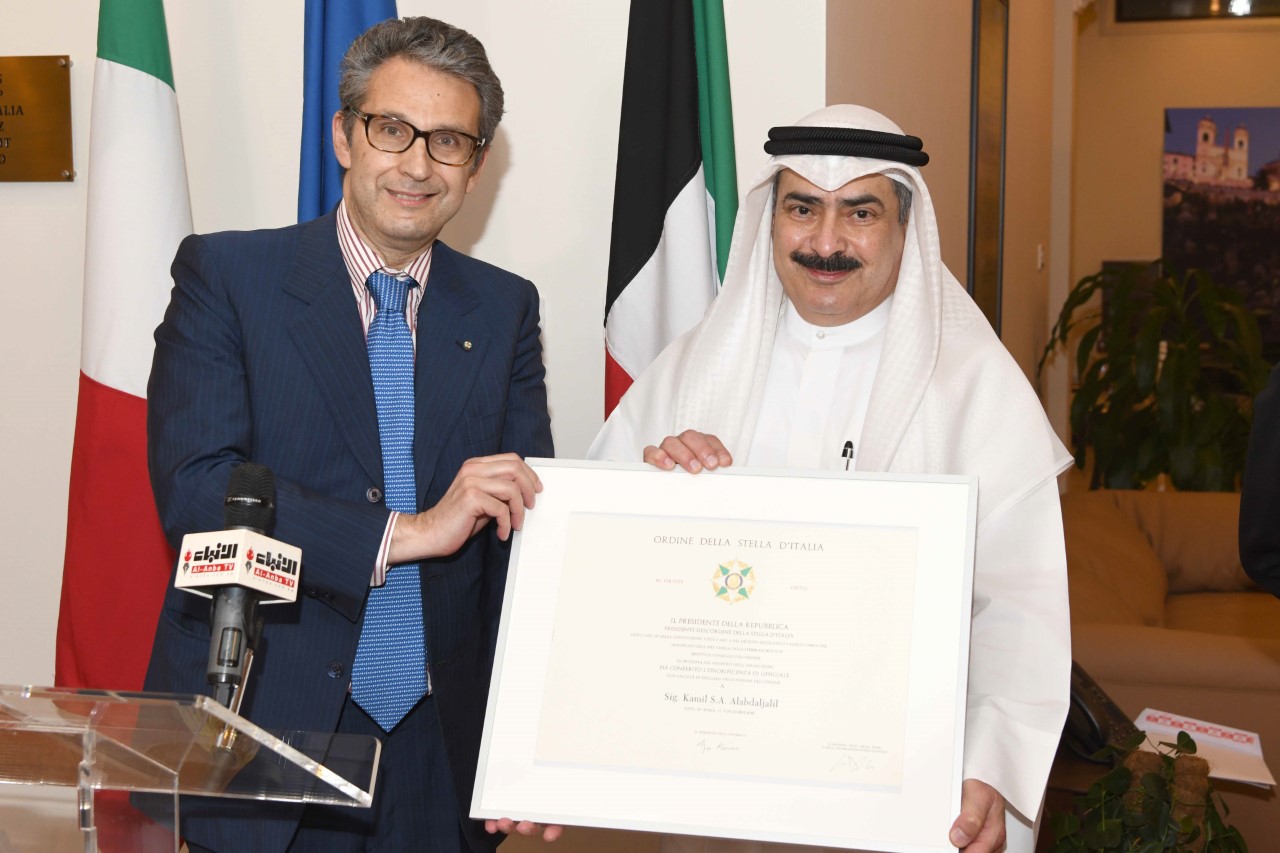 سفير إيطاليا لدى الكويت كارلو بالدوتشي يكرم الأمين العام للمجلس الوطني للثقافة والفنون والآداب كامل العبدالجليل