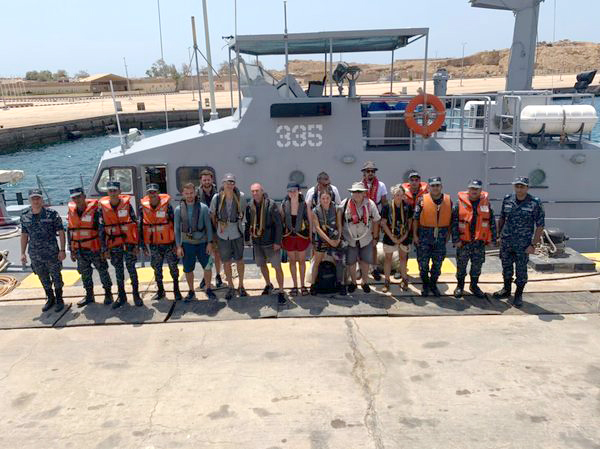 البحرية المصرية تنقذ قاربا شراعيا سويسريا على متنه 10 افراد من جنسيات مختلفة