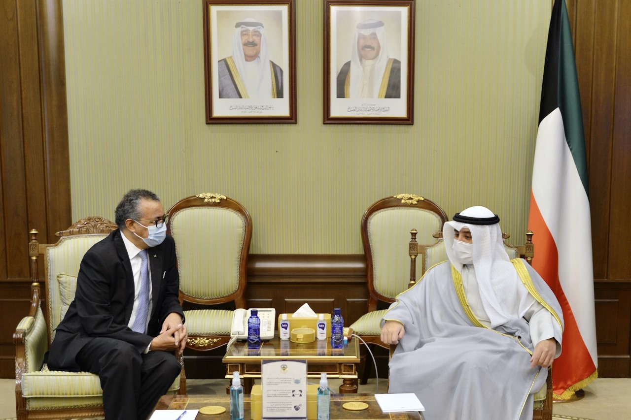 Le ministre koweïtien des Affaires étrangères, Cheikh Ahmed Nasser Al-Mohammed Al-Sabah, avec le chef de l'OMS, Tedros Ghebreyesus