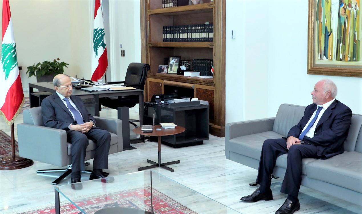 Le président libanais, Michel Aoun, recevant le procureur de la République près la Cour de cassation, le juge Ghassan Oueidat.