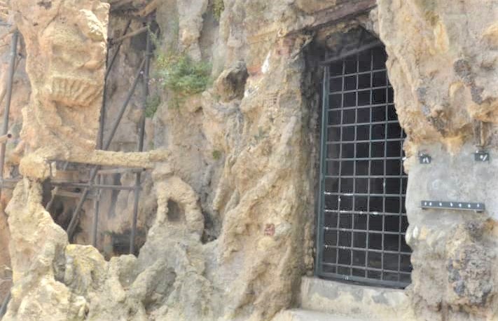 La grotte de Cervantès est à la fois un monument archéologique et un haut lieu culturel algérien et espagnol.