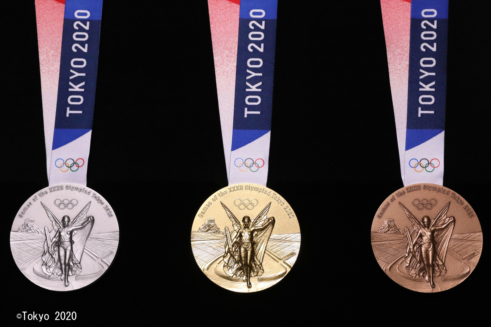 الجهة الأمامية للميداليات الاولمبية الثلاث (الذهبية و الفضية والبرونزية)