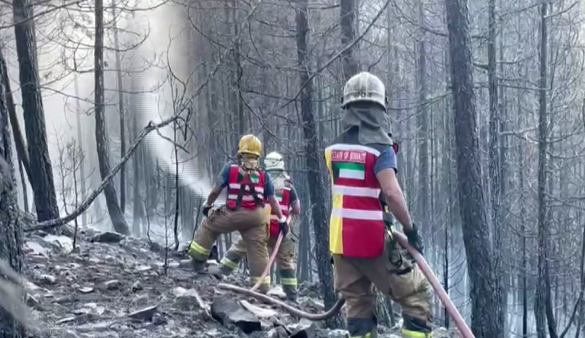 فريق الإطفاء الكويتي خلال اخماد حرائق الغابات في تركيا