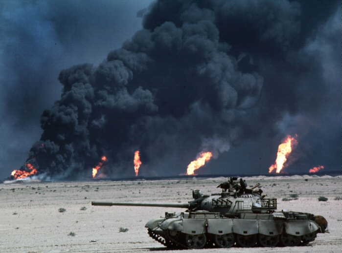 تفجير آبار النفط الكويتية على يد الجنود العراقيين عام 1990