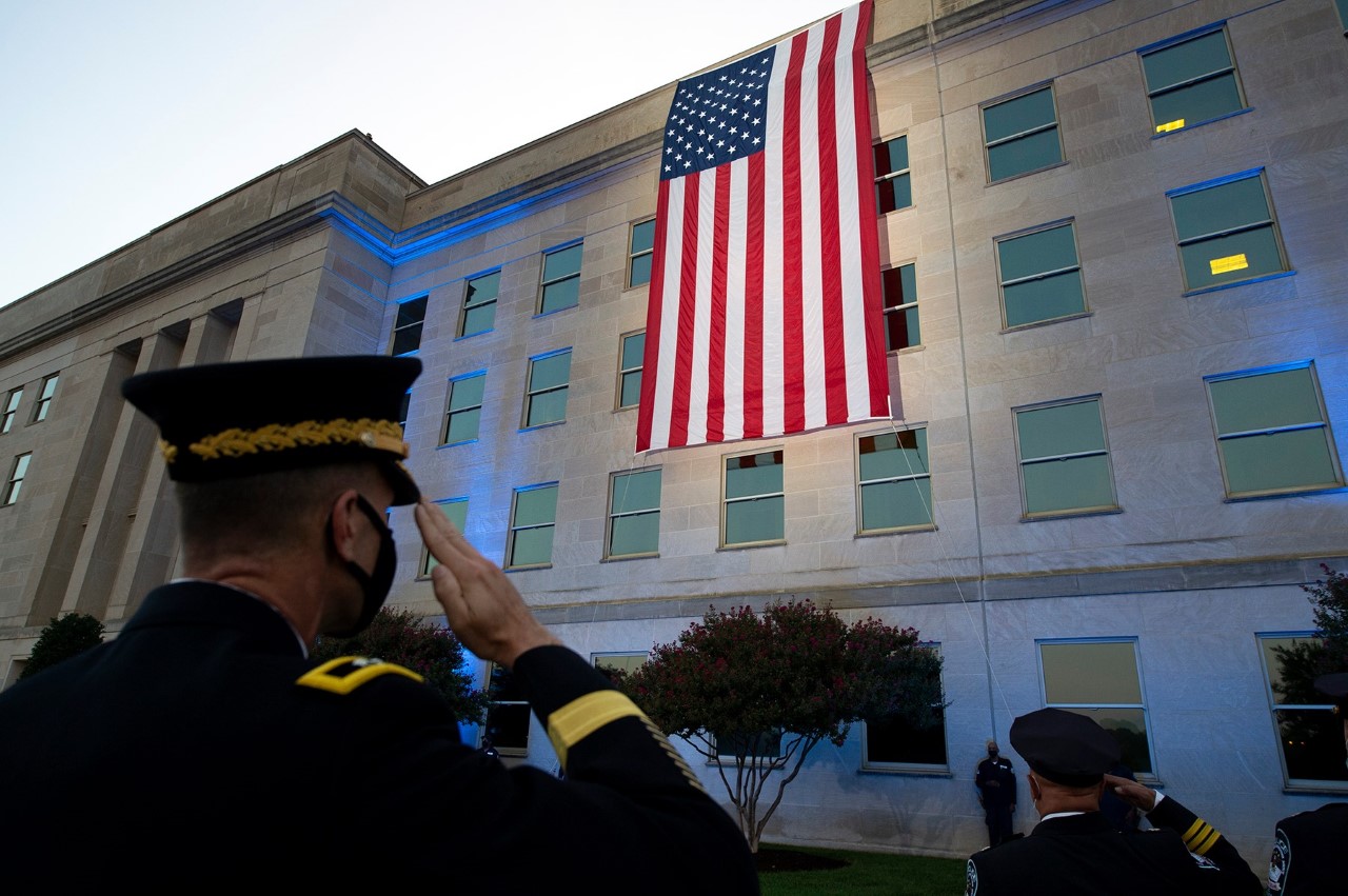 رفع العلم الأمريكي في مبنى وزارة الدفاع إيذانا ببدء
الفعاليات المخلدة للذكرى العشرين في البنتاغون
