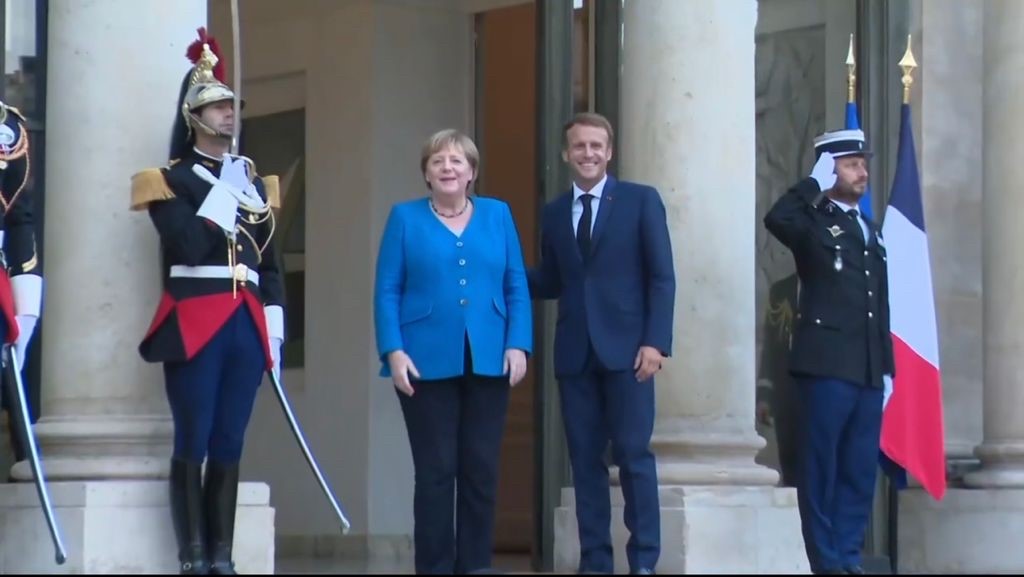 الرئيس الفرنسي ايمانويل ماكرون والمستشاره الالمانيه انجيلا ميركل عند وصولها قصر اليزيه