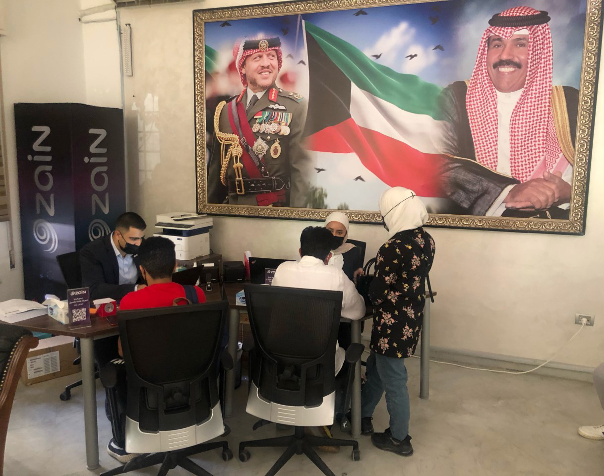 جانب من خدمات (المول الاكاديمي) الذي يقيمه المكتب للطلبة المستجدين