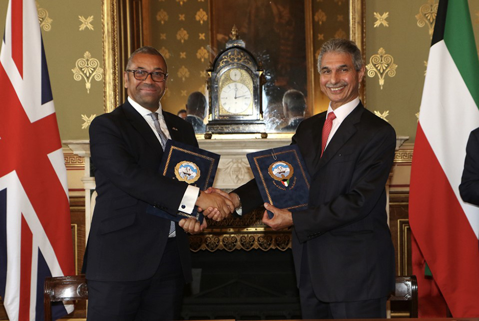 نائب وزير الخارجية الكويتي مع وزير الدولة البريطاني لشؤون الشرق الاوسط جيمس كليفيرلي