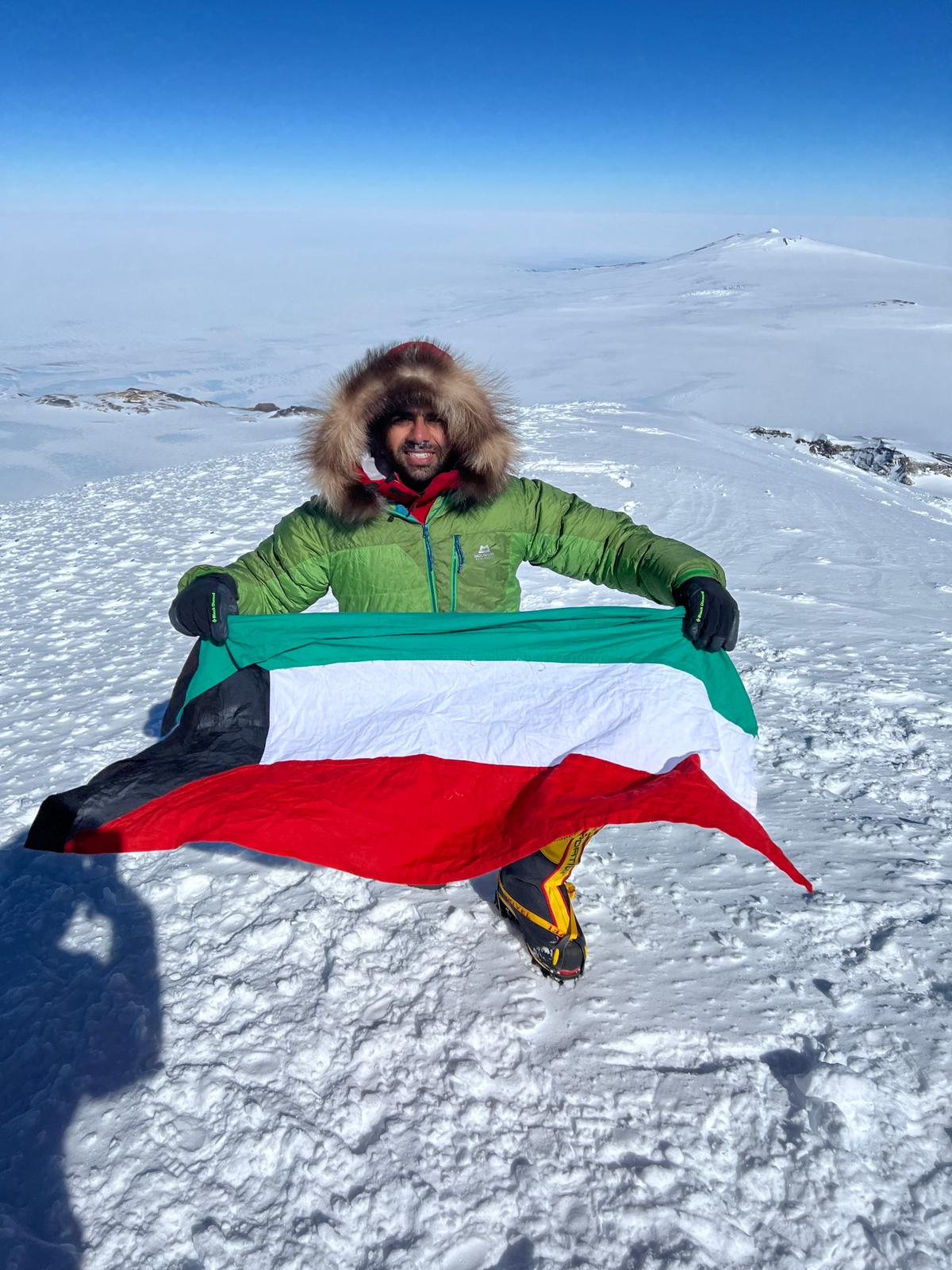 المتسلق الكويتي يوسف الرفاعي يرفع علم الكويت في اعلى قمم بركان سيدلي الواقع في القطب الجنوبي ( انتاركتيكا )