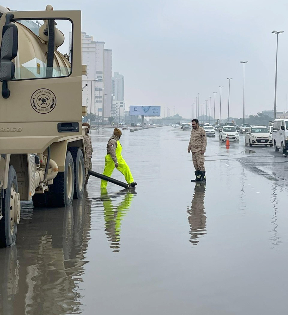 مشاركة إطفاء الجيش الكويتي في سحب المياه في عدد من مناطق البلاد