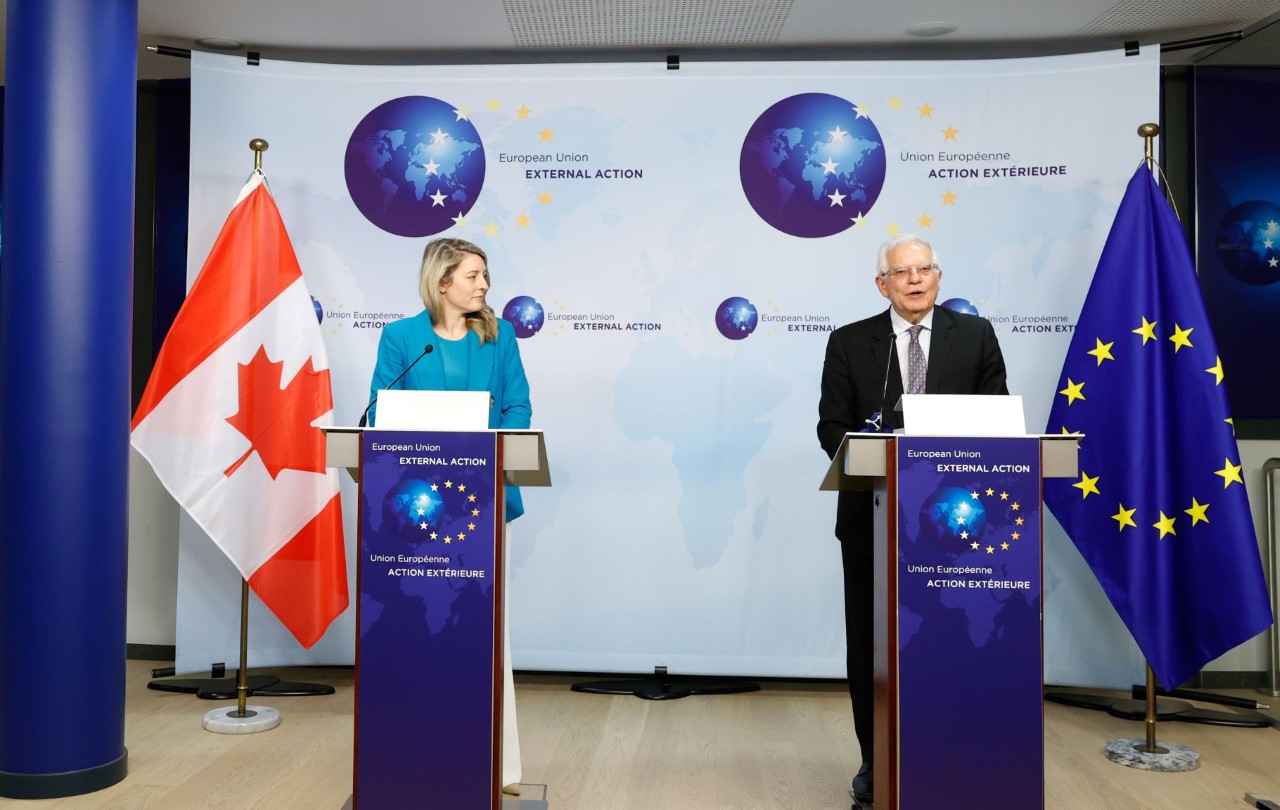 وزيرة خارجية كندا ميلاني جولي مع  الممثل الأعلى للسياسة الخارجية والأمنية بالاتحاد الأوروبي جوزيب بوريل